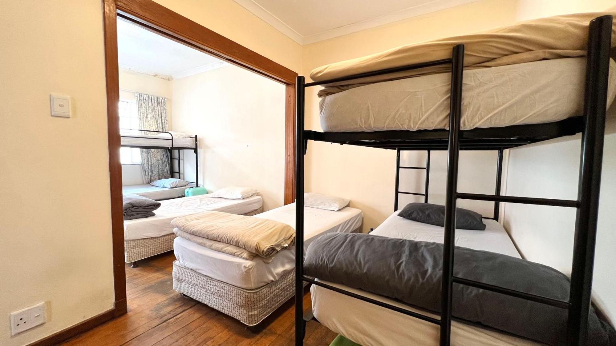 Long Street Backpackers (Adults Only) Hostel Кейптаун Стая снимка