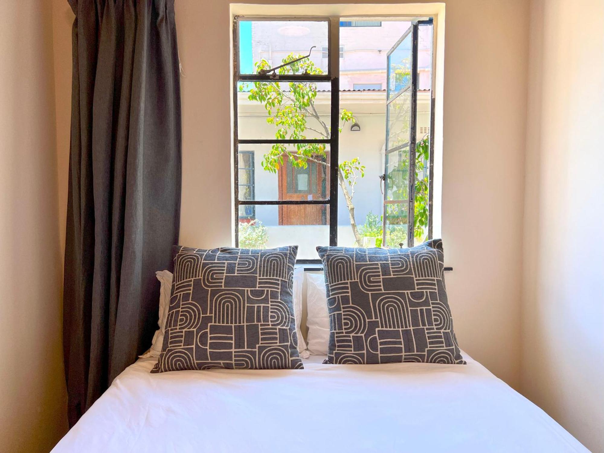 Long Street Backpackers (Adults Only) Hostel Кейптаун Стая снимка